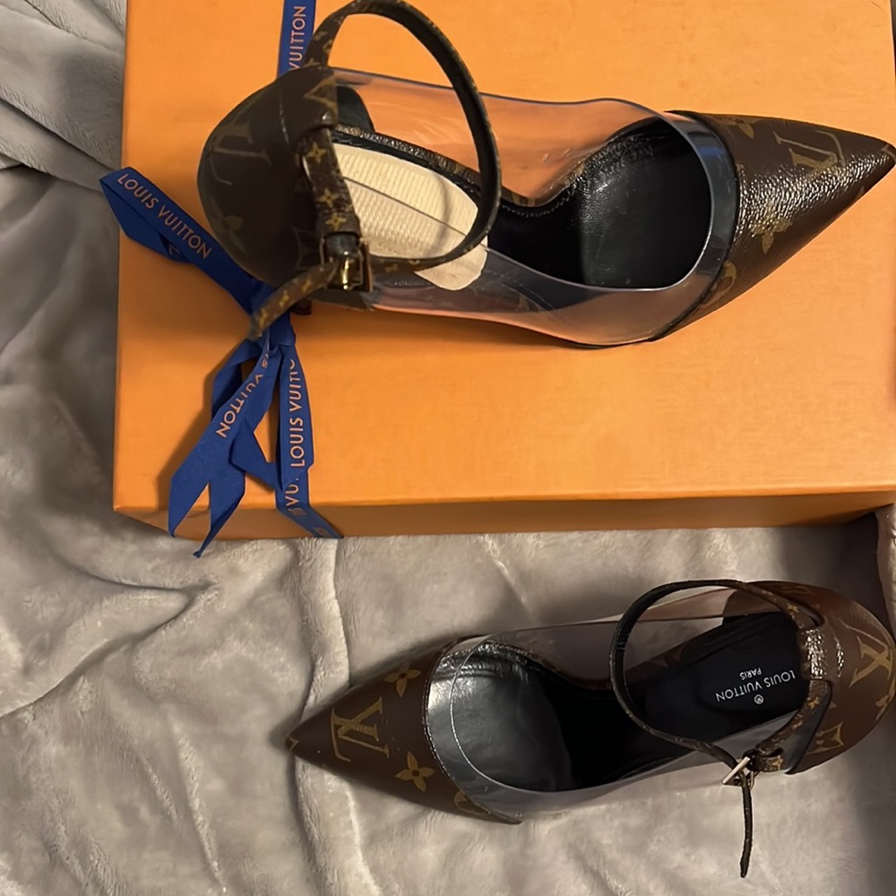 Beautiful, authentic LV heels. Euro size 40. Purchased 02/2020. Worn 4 times. - Picture 2 of 6